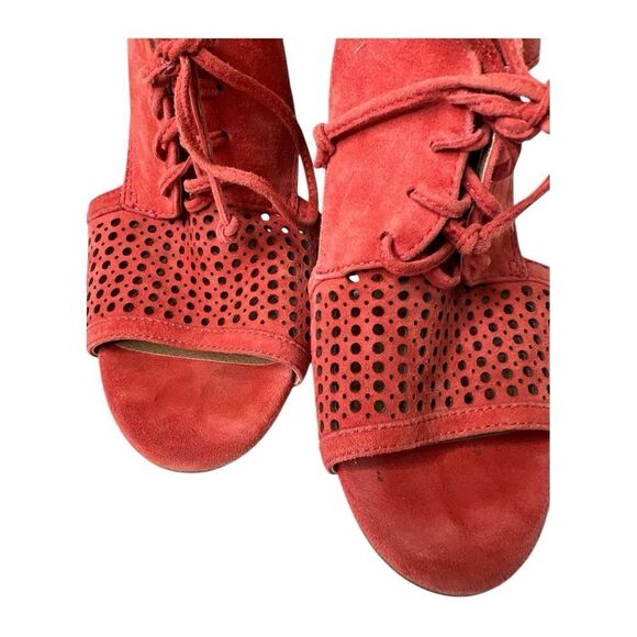 Tahari Megyn Coral Suede Peep Toe Laser Cut Heels Shoes Sz 8.5 - Picture 2 of 7